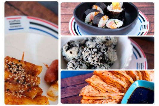 Dorisak: ovvero il pranzo al sacco coreano con Piatti fumanti di Tteokkochi, Jumeokbap, Kimchi Jeon e Gimbap con sfondo blu e piatto di Scaffale Coreano