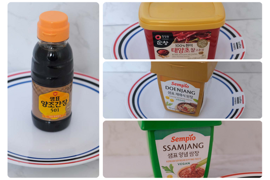 Collage delle 3 salse principali della Corea del Sud: Gochujang, Ssamjang e Doenjang. Adagiate sul piatto di Scaffale Coreano su sfondo di marmo bianco.
