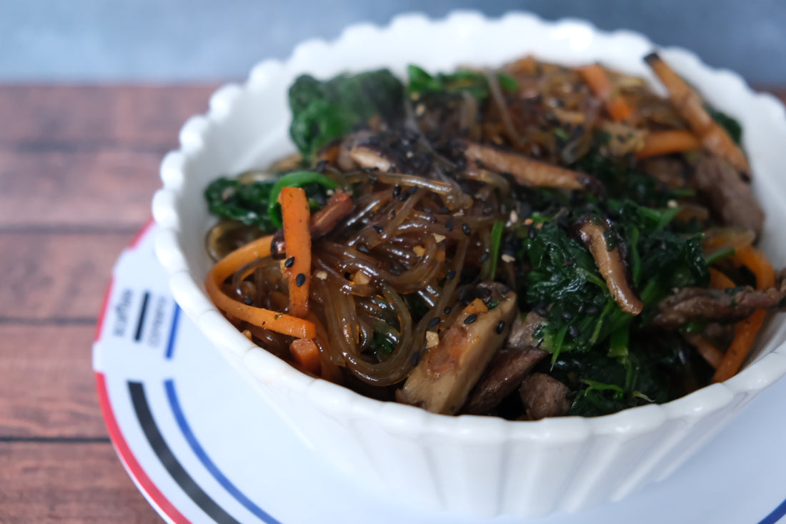 Japchae 잡채 Scaffale Coreano in un piatto bianco, delizioso piatto della cucina coreana