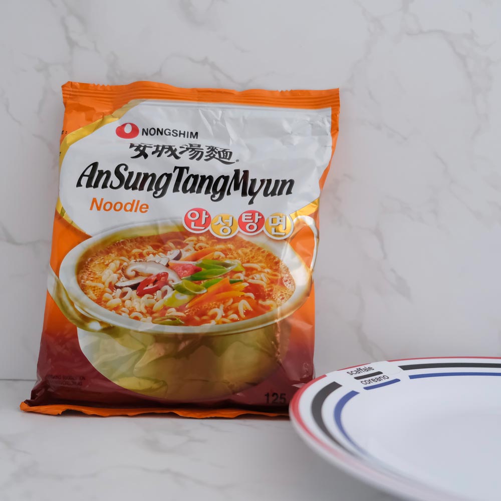 Ansung TangMyun di Nongshim con sfondo marmo e piatto di Scaffale Coreano