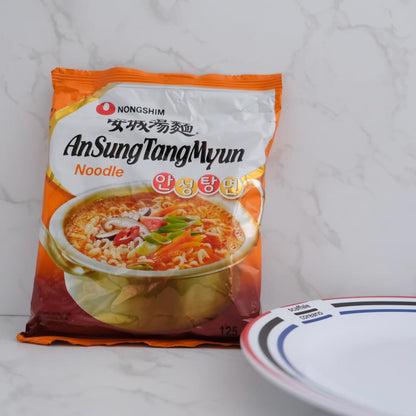 Ansung TangMyun di Nongshim con sfondo marmo e piatto di Scaffale Coreano