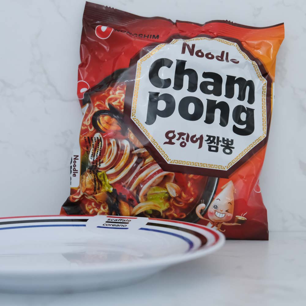 Champong Ramyun di Nongshim con sfondo marmo e piatto di Scaffale Coreano