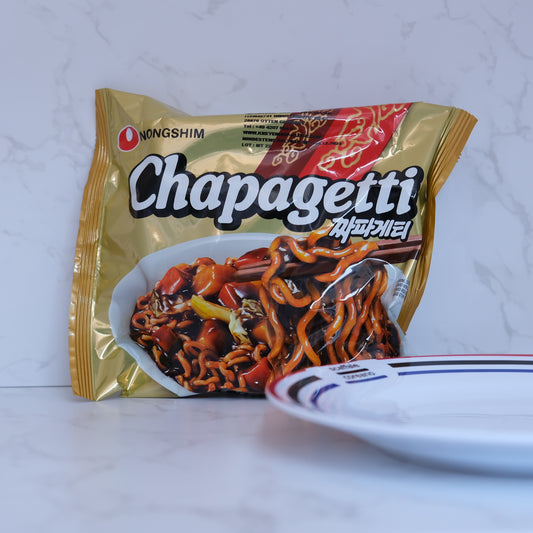 Chapagetti Chajangmyun di Nongshim con sfondo marmo e piatto di Scaffale Coreano