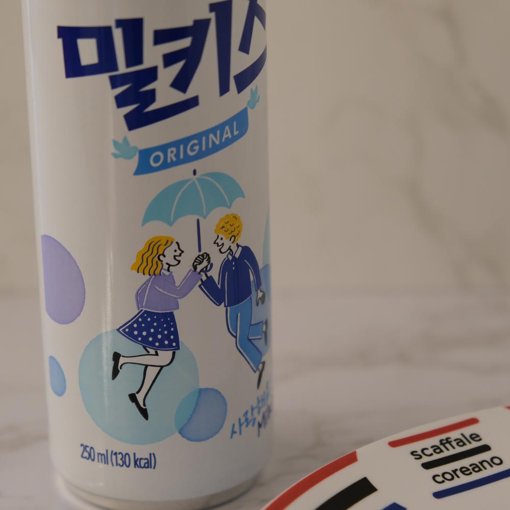 Chilsung Milkis Lotte con sfondo marmo e piatto di Scaffale Coreano