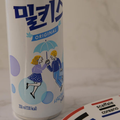 Chilsung Milkis Lotte con sfondo marmo e piatto di Scaffale Coreano