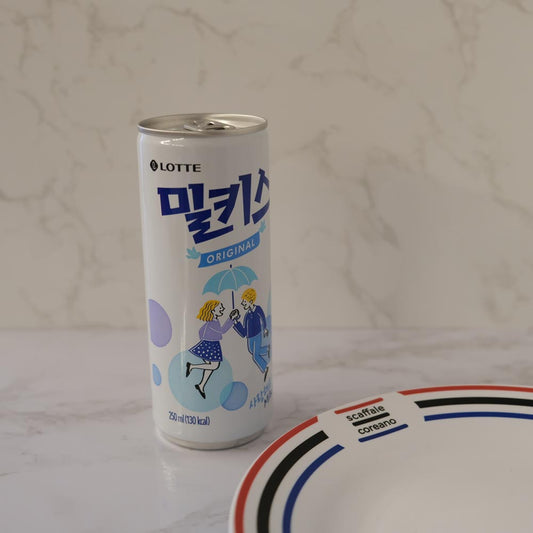 Chilsung Milkis Lotte con sfondo marmo e piatto di Scaffale Coreano