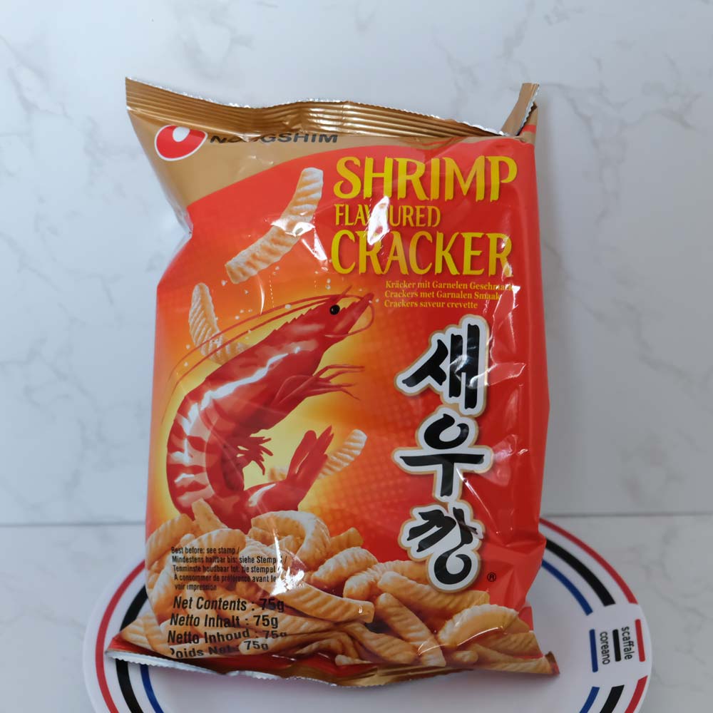 Cracker ai gamberetti seukkang di Nongshim con sfondo marmo e piatto di Scaffale Coreano