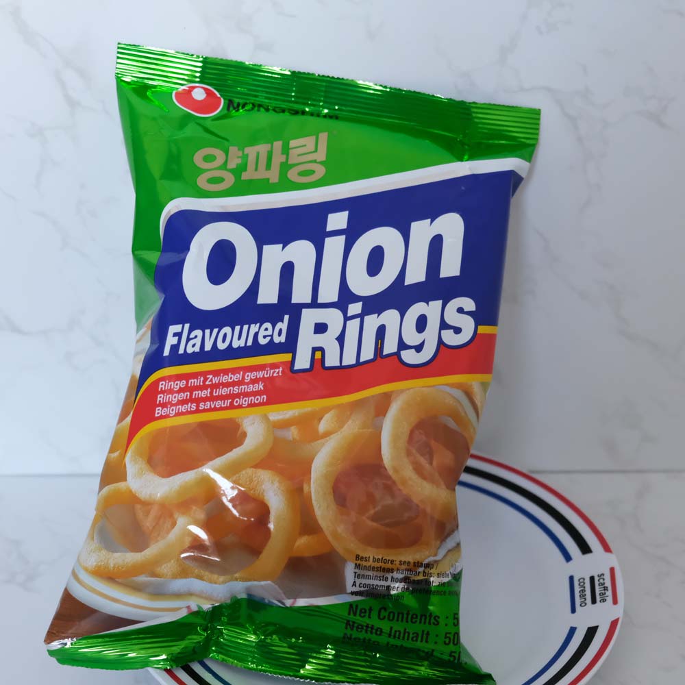 Onion Rings di Nongshim con sfondo marmo e piatto di Scaffale Coreano