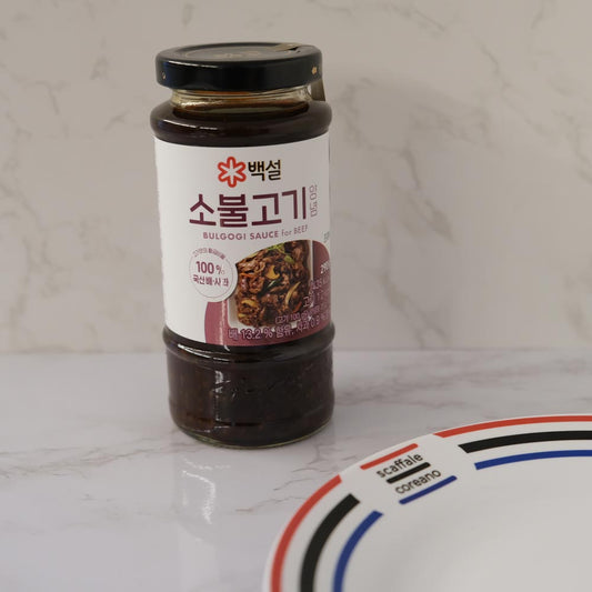 Salsa Bulgogi per Manzo Beksul CJ con sfondo marmo e piatto di Scaffale Coreano