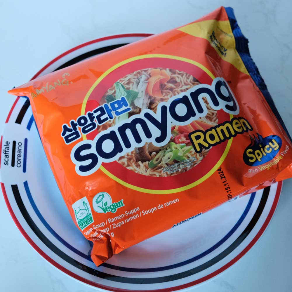 Samyang Ramyun Original con sfondo marmo e piatto di Scaffale Coreano