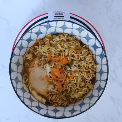 Piatto fumante di Shin Ramyun di Nongshim con sfondo marmo e piatto di Scaffale Coreano