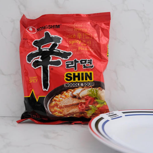 Shin Ramyun di Nongshim Kimchi Shin Ramyun di Nongshim con sfondo marmo e piatto di Scaffale Coreano