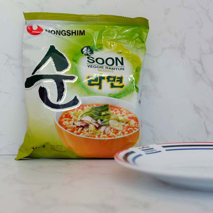 Soon Veggie Ramyun di Nongshim con sfondo marmo e piatto di Scaffale Coreano