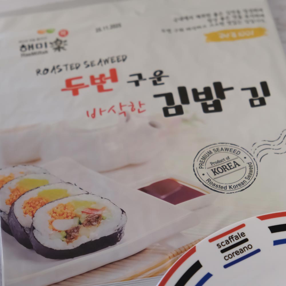 Sushi Nori Dong-E con sfondo marmo e piatto di Scaffale Coreano