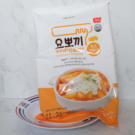 Busta Yopokki Tteokbokki Formaggio Youngpoong con sfondo marmo e piatto di Scaffale Coreano