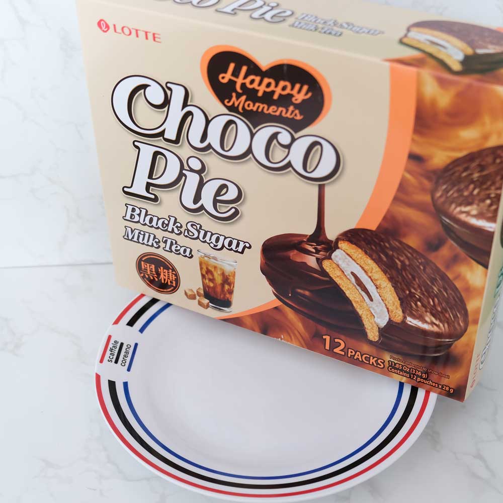 Chocopie Caramello con sfondo marmo e piatto di Scaffale Coreano