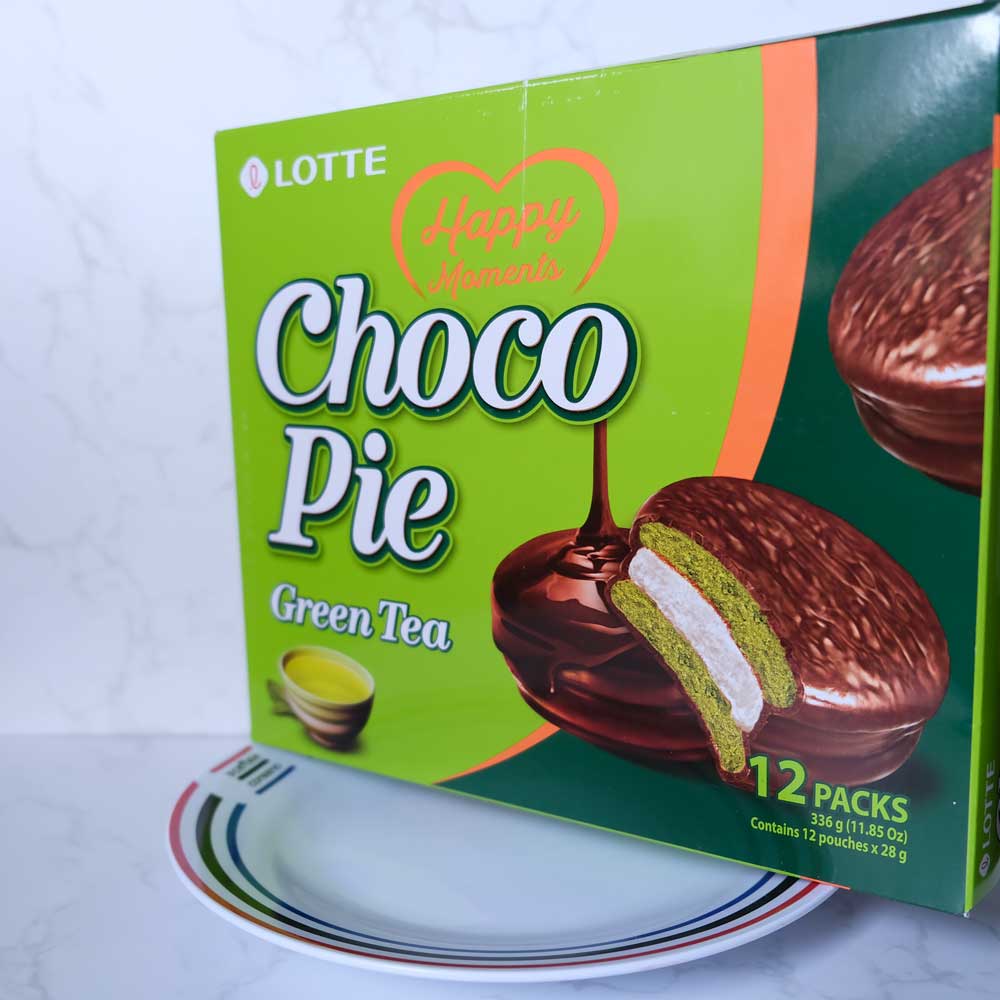 Chocopie Green Tea con sfondo marmo e piatto di Scaffale Coreano