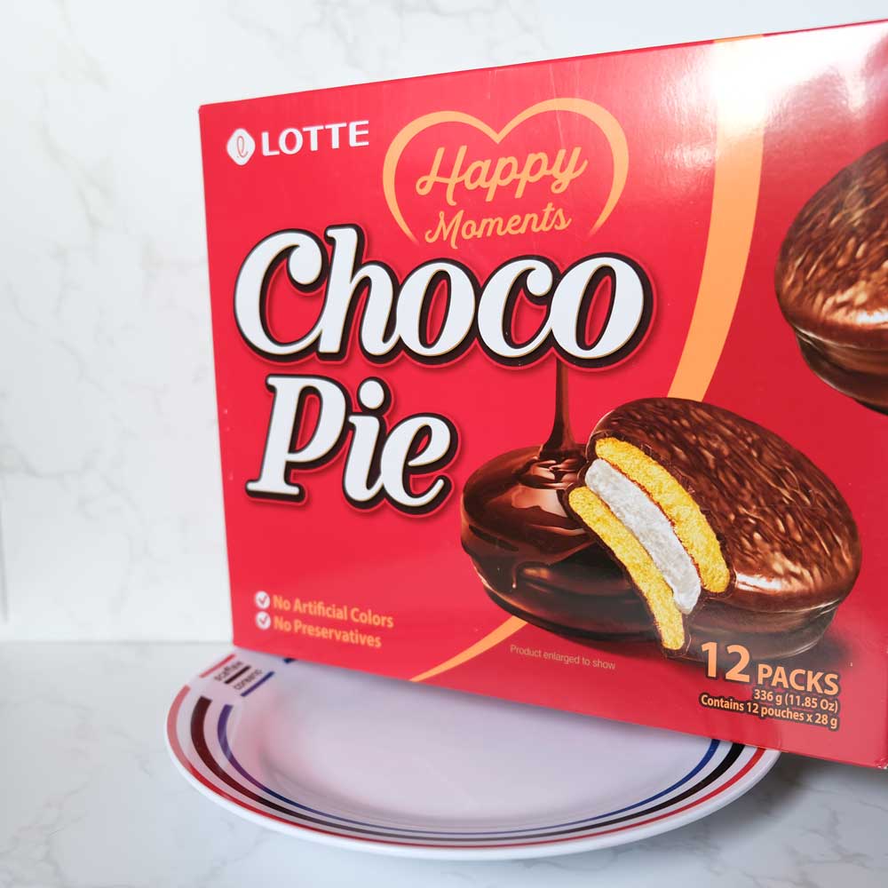 Chocopie Original con sfondo marmo e piatto di Scaffale Coreano