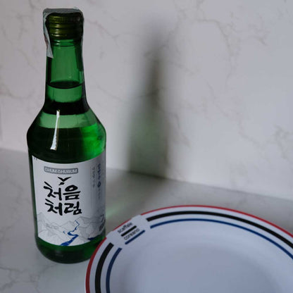 Bottiglia di Soju Originale con sfondo marmo e piatto di Scaffale Coreano