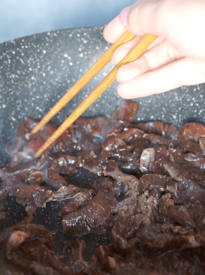 Immagine che ritrae la carne marinata per i Japchae