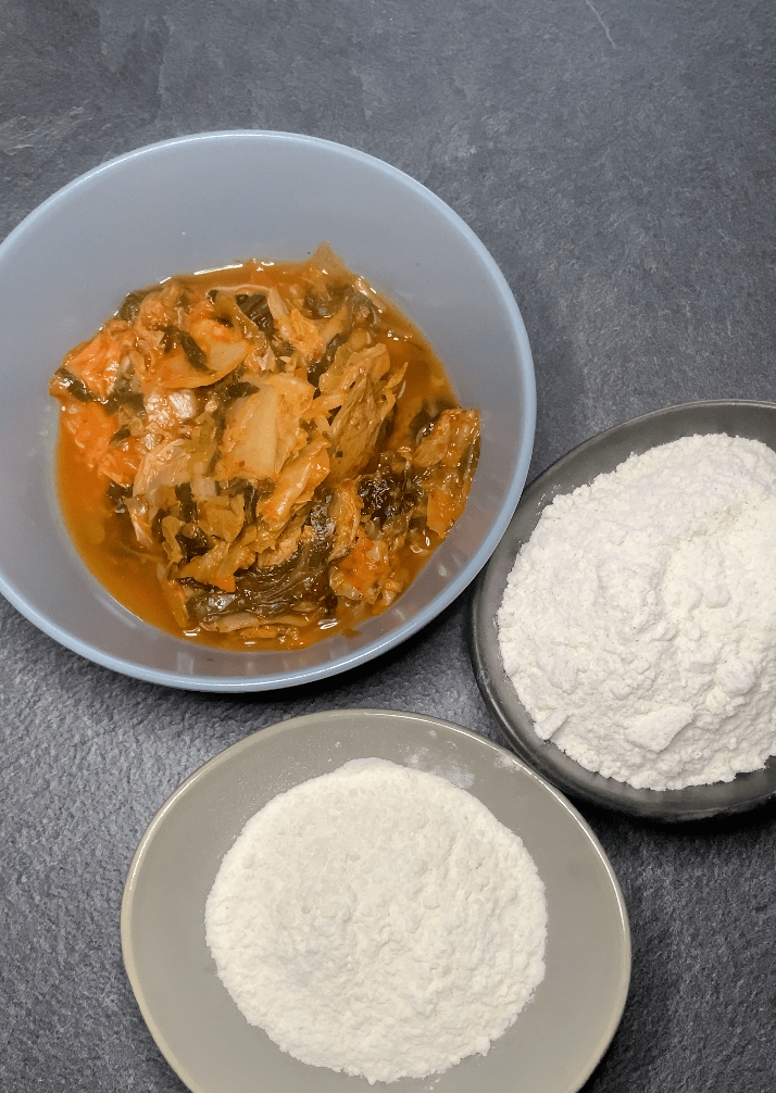 Closeup degli ingredienti del Kimchi Jeon