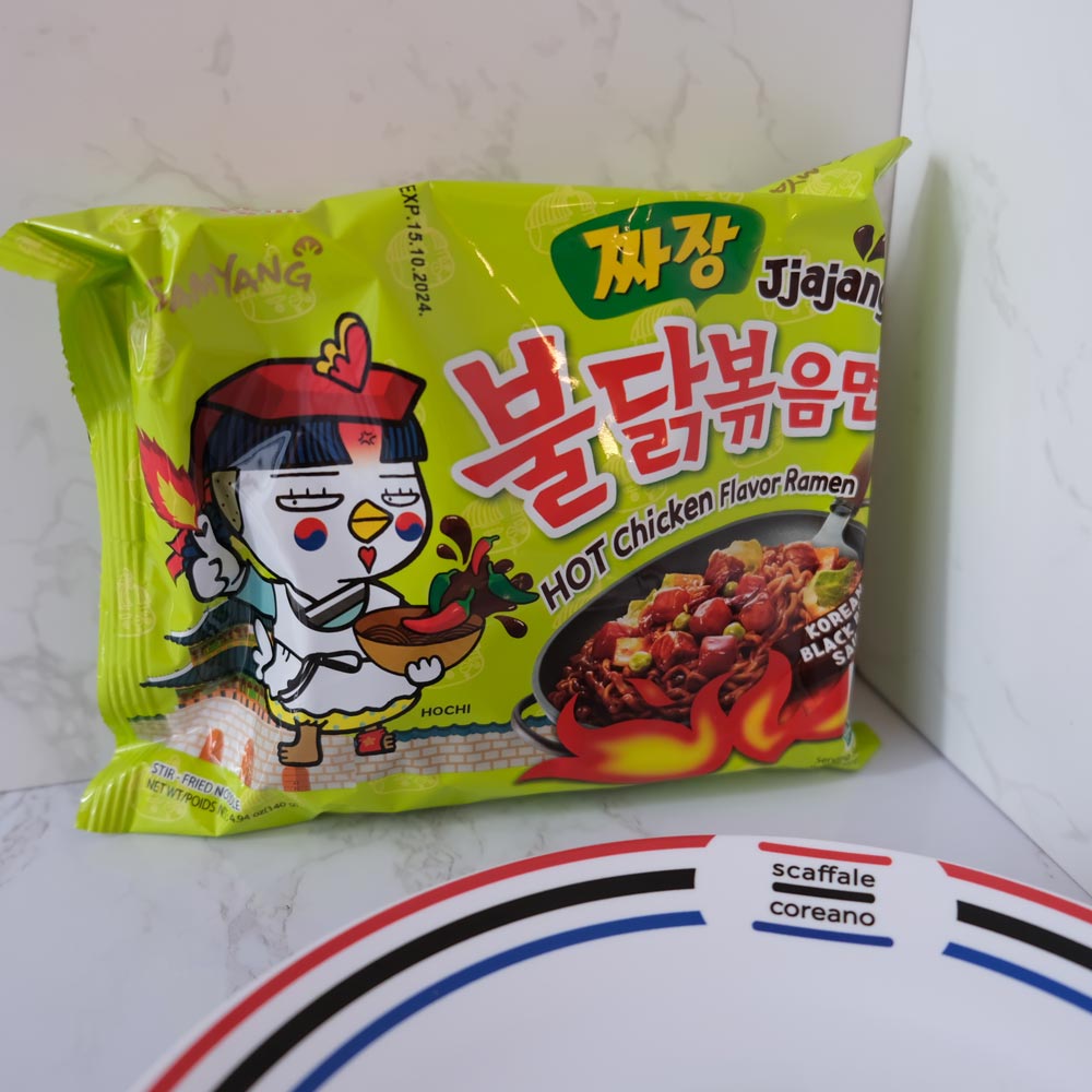 Noodles Jjajang Hot Chicken Buldak di Samyang con sfondo marmo e piatto di Scaffale Coreano