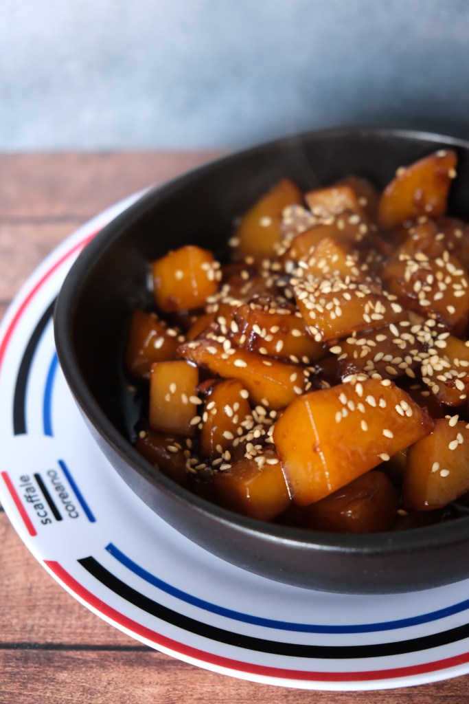 Gamja Jorim su piatto di Scaffale Coreano