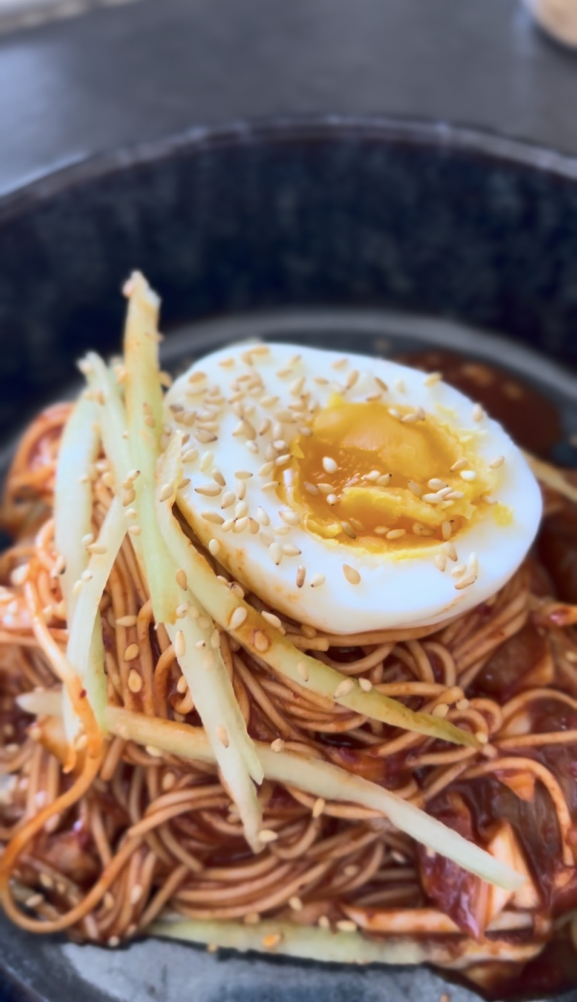 Bibimguksu con Kimchi (비빔국수): noodles freddi piccanti coreani