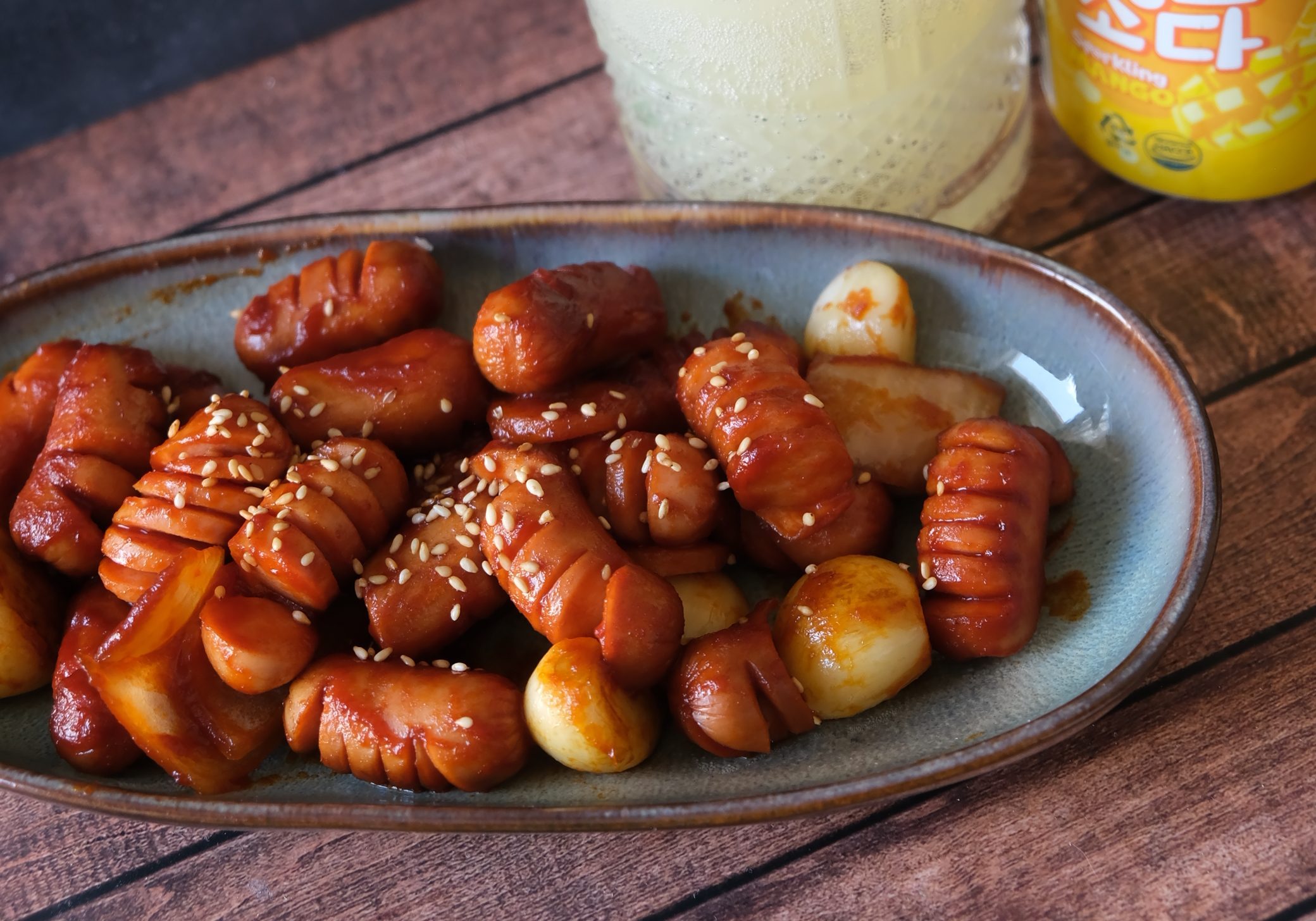 Würstel e Verdure Saltate (소세지야채볶음): il Banchan Dolce-Piccante dei Dosirak Coreani